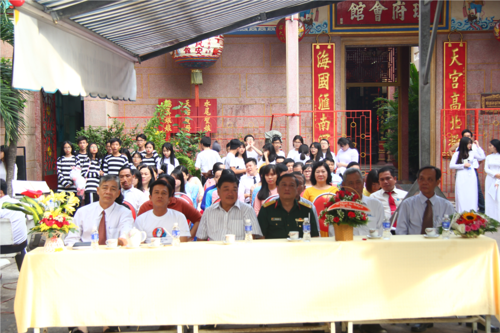 Khách mời (bên phải sân khấu)